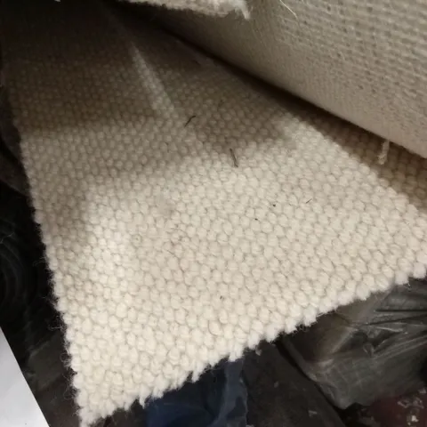 ROLL OF QUALITY BEACHCOMBER PEBBLE CARPET // APPROX SIZE: 5 X 3.1m