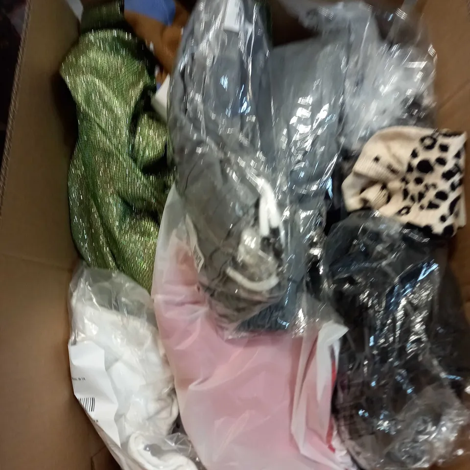 LOT OF ASSORTED CLOTHING AND ACCESSORIES TO INCLUDE; T-SHIRTS, JUMPERS ETC