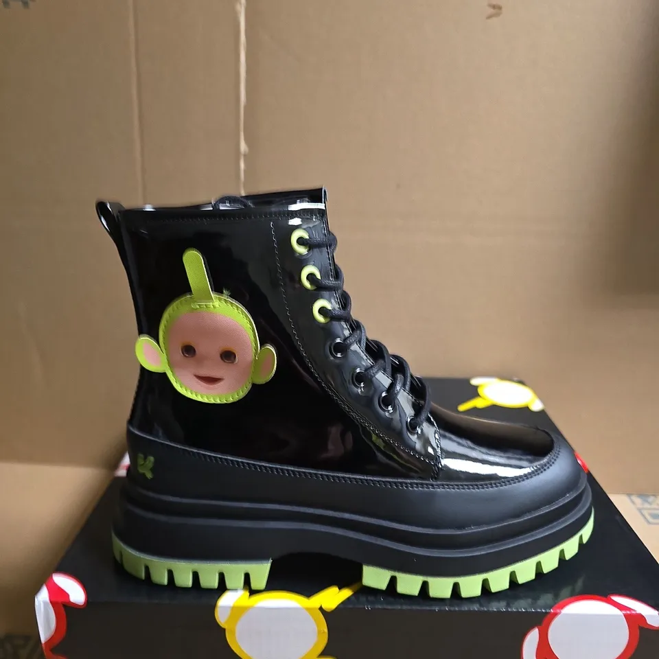 BOXED PAIR OF KOI TUBBYTRONIC KIDZ DIPSY HEAD BOOTS - UK SIZE 3