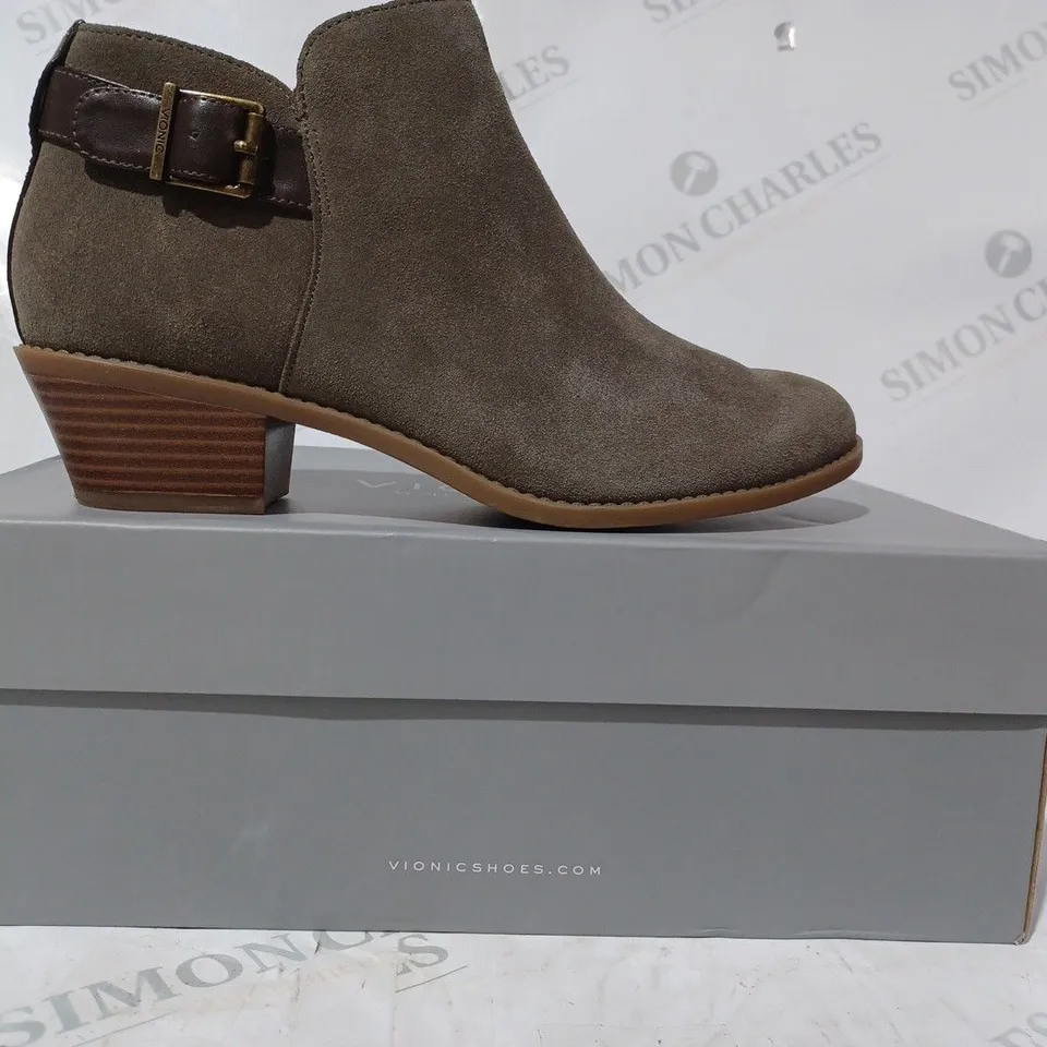 BOXED VIONIC MILLIE BOOTS IN GREIGE SIZE 6