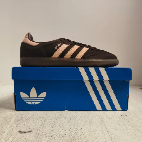 BOXED PAIR OF ADIDAS SAMBA TRAINERS IN BROWN/DUSTY PALE PINK SIZE UK 6