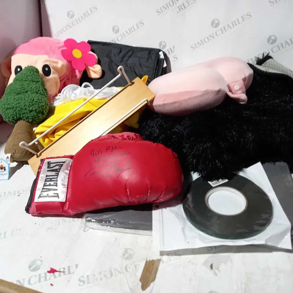 APPROXIMATELY 10 ASSORTED ITEMS TO INCLUDE SPICE RACK, TRAVEL BAG, BOXING GLOVE, NECK PILLOW ETC. 