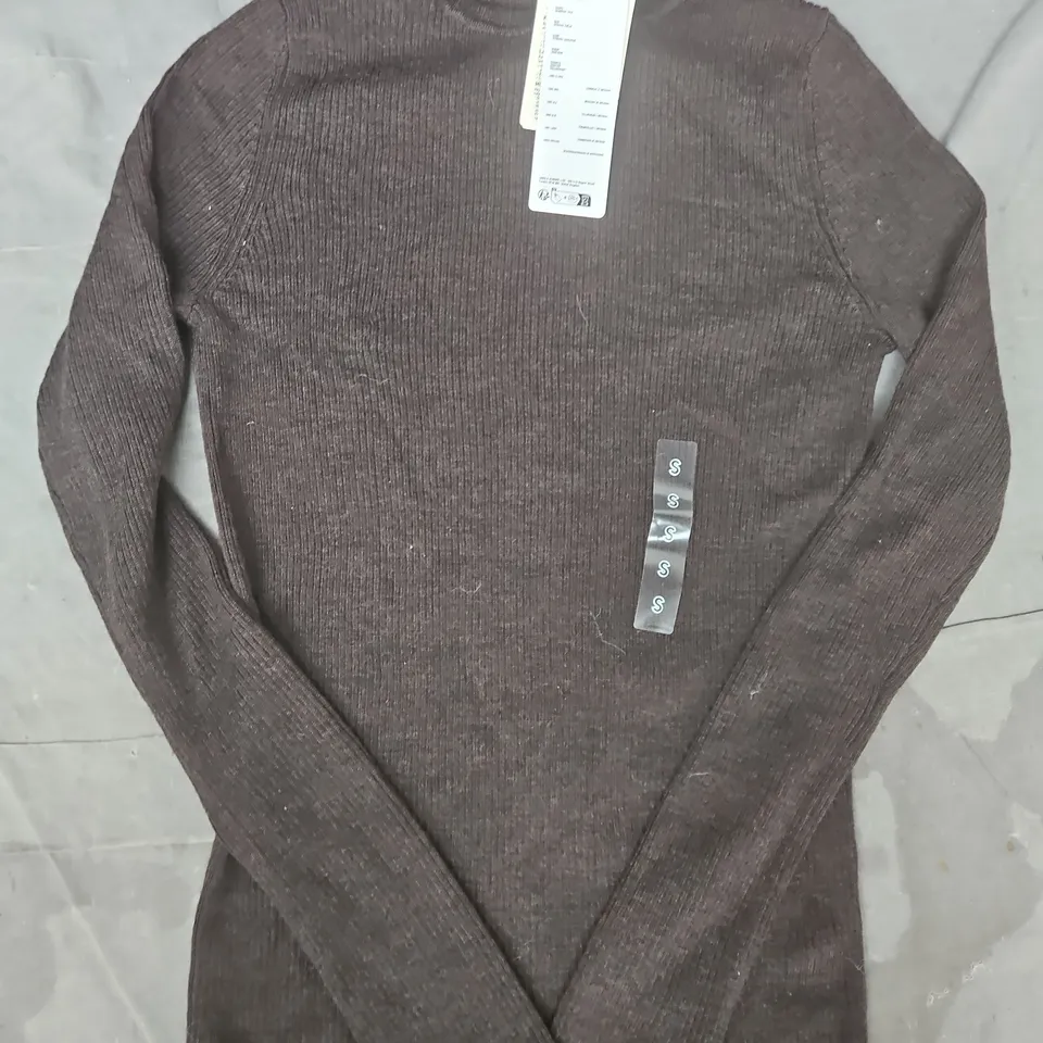 UNIQLO LONG SLEEVE TURTLE NECK TOP IN BROWN SIZE SMALL