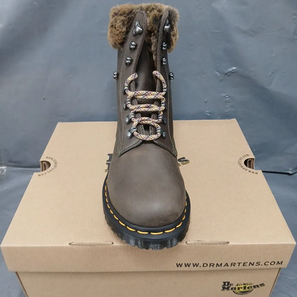 BOXED PAIR OF DR MARTENS STREETER SERENA COLLAR BOOTS - 7