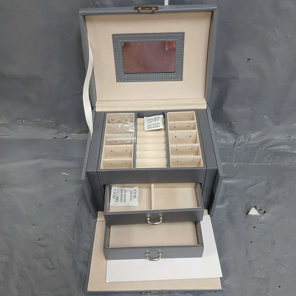 JEWELLERY BOX IN GREY