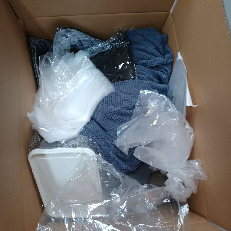 BOX TO CONTAIN APPROXIMATELY 15 ASSORTED HOUSEHOLD PRODUCTS AND GOODS, INCLUDES KITCHEN ITEMS, WREATHE, BAGS ETC