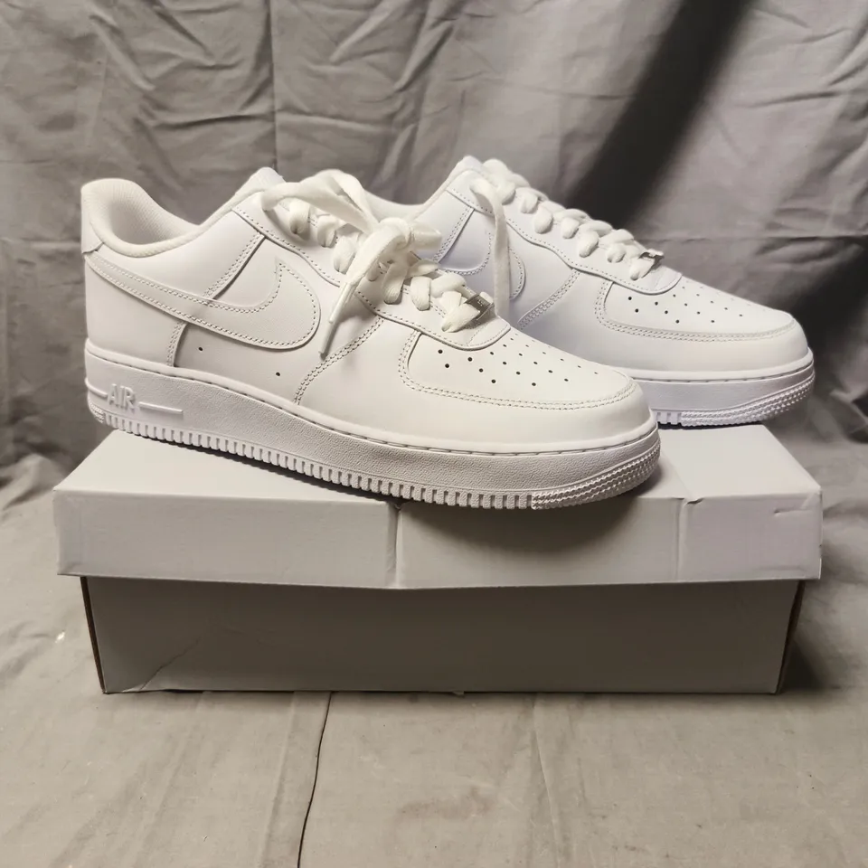 BOXED PAIR OF NIKE AIR FORCE 1 '07 SHOES IN WHITE SIZE UK 11