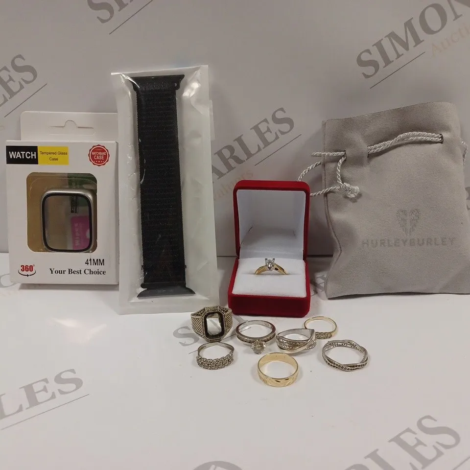 BOX OF APPROX 20 ASSORTED ITEMS TO INCLUDE VARIOUS RINGS IN VARIOUS SIZES, PROTECTIVE WATCH CASE, HURLEY BURLEY BRACELET, ETC. 