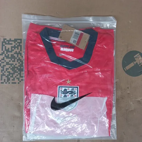 BAGGED NIKE ENGLAND AWAY FOOTBALL JERSEY IN RED SIZE LARGE