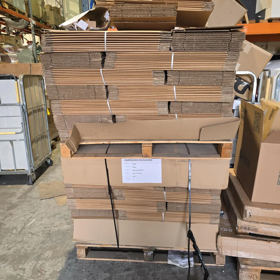 2 X PALLETS CONTAINING APPROXIMATELY 400 FOLDABLE CARDBOARD BOXES - 330CM X 70 X 640