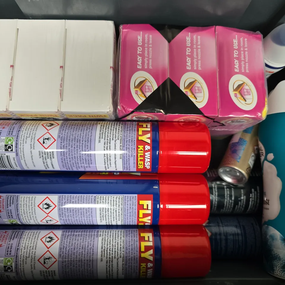 APPROXIMATELY 15 ASSORTED AEROSOLS TO INCLUDE IMPERIAL LEATHER FOAMBURST, SANMEX FLY & WASP KILLER, NIVEA MEN COOL KICK, ETC - COLLECTION ONLY