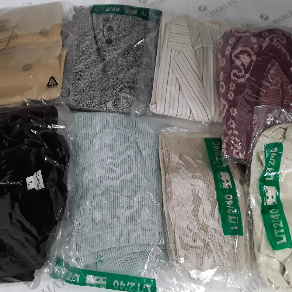 LOT OF 8 ASSORTED BAGGED CLOTHING ITEMS IN VARIOUS SIZES 