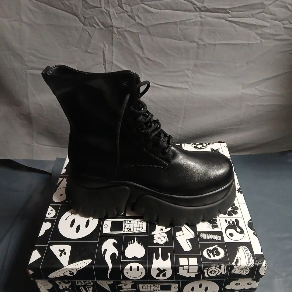 KOI RANCOR BLACK SIZE 8 LACE UP BOOTS