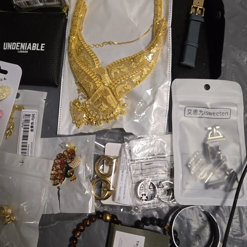 LOT OF ASSORTED JEWELLERY AND WATCH ITEMS TO INCLUDE NECKLACES, EARRINGS AND EARRINGS