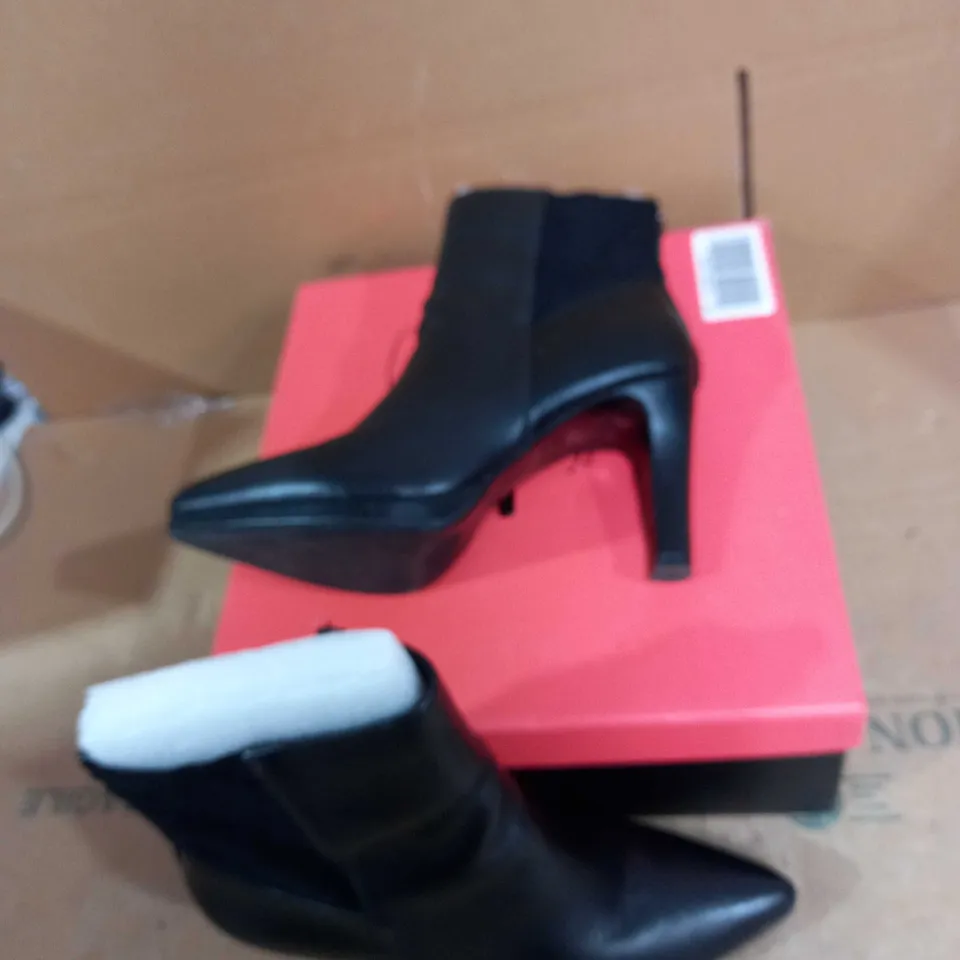 RUTH LANGSTFORN DESIGNER STYLE  BLACK HIGH HEELS SIZE M 