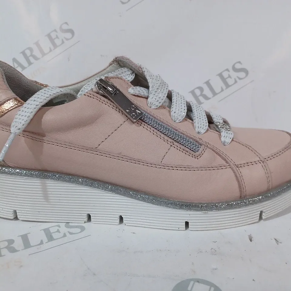 BOXED PAIR OF MODA IN PELLE GENE TRAINERS IN SALMON PINK SIZE 3