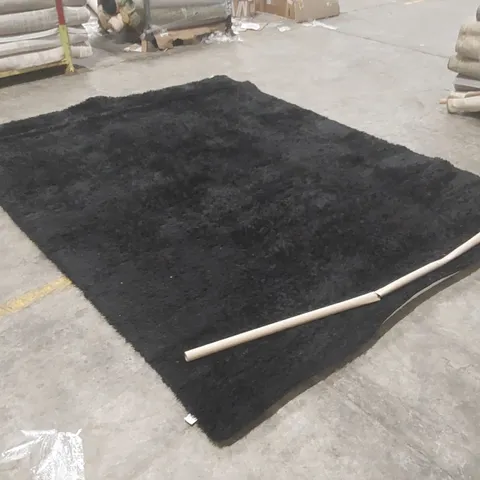 QUALITY PHYLLIDA SHAGGY BLACK RUG - APPROXIMATELY 305 x 250cm