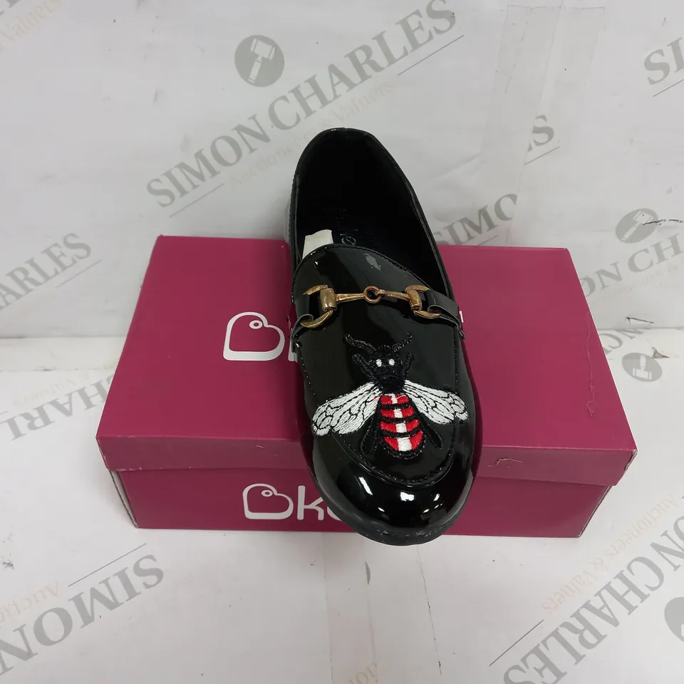 APPROXIMATELY 14 BOXED PAIR OF KELSI KIDS BUTTERFLY EMBROIDERED LOAFERS IN BLACK TO INCLUDE SIZES 1, 9, 10, 11, 13