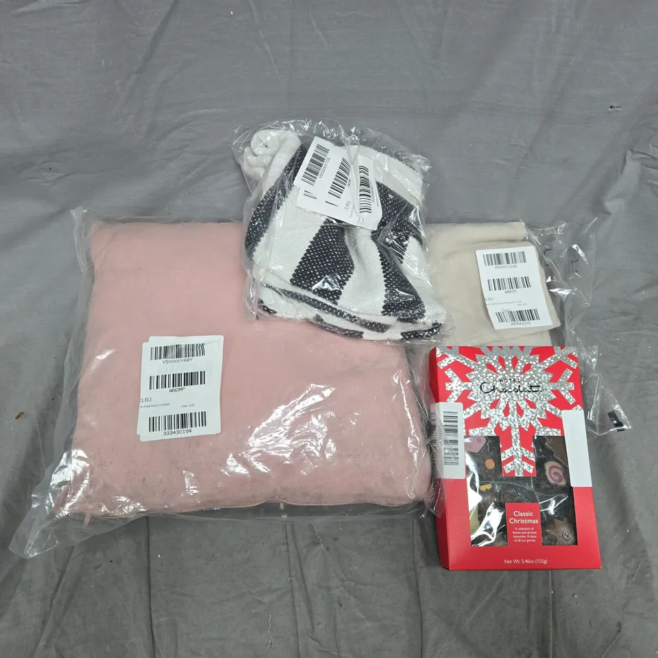APPROXIMATELY 20 ASSORTED ITEM TO INCLUDE HOTEL CHOCOLAT CLASSIC CHRISTMAS, PILLOWCASE 4 PACK, PINK CUSHION, ETC - COLLECTION ONLY