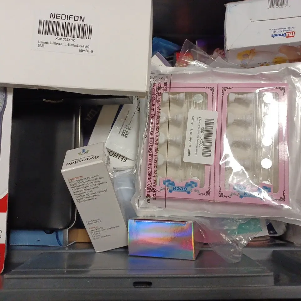 BOX OF APPROX 20 ASSORTED HEALTH AND BEAUTY ITEMS TO INCLUDE - AMI EYES POLYNUCLEOTIDE - GARNIER AMBRE SOLAIRE IDEAL BRONZE 30 - AYURVEIDA 3 IN 1 SERUM ECT