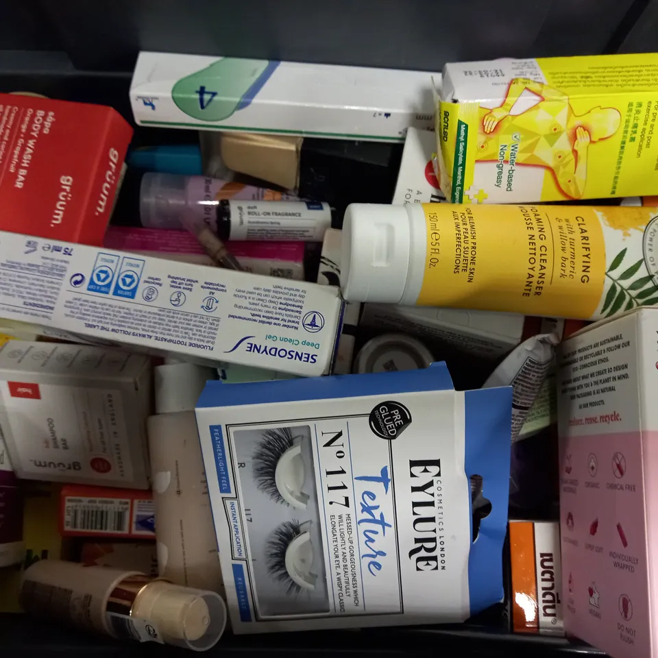 BOX OF APPROX 25 ASSORTED HEALTH AND BEAUTY ITEMS TO INCLUDE - BETADINE ANTISEPTIC SOLUTION - L'OREAL ELVIVE BOND REPAIR SHAMPOO - TROPICAL SKIN FEAST MOISTURISER ETC