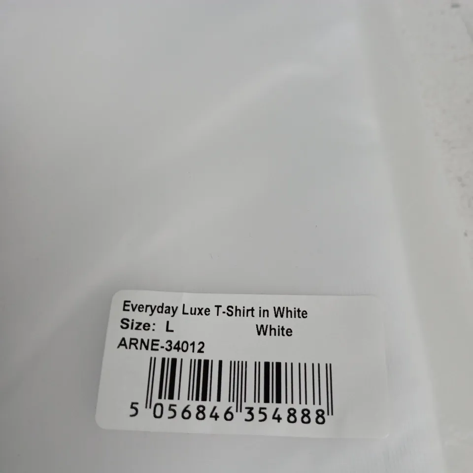 ARNE EVERYDAY LUXE T-SHIRT IN WHITE – SIZE L (ARNE-34012)