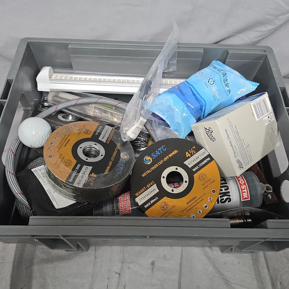 APPROXIMATELY 15 ASSORTED HOUSEHOLD ITEMS TO INCLUDE , CUTTING DICKS , DISPOSABLE GLOVES, ETC 