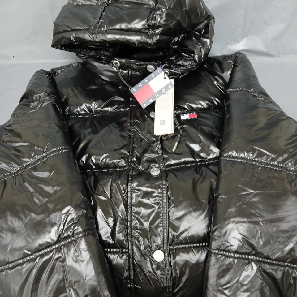 TOMMY JEANS SHINY HOODED PUFFER JACKET - BLACK - SIZE M