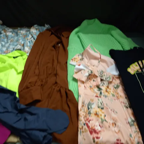 LARGE QUANTITY OF ASSORTED CLOTHING ITEMS TO INCLUDE BOOHOO, NEW LOOK AND M&S