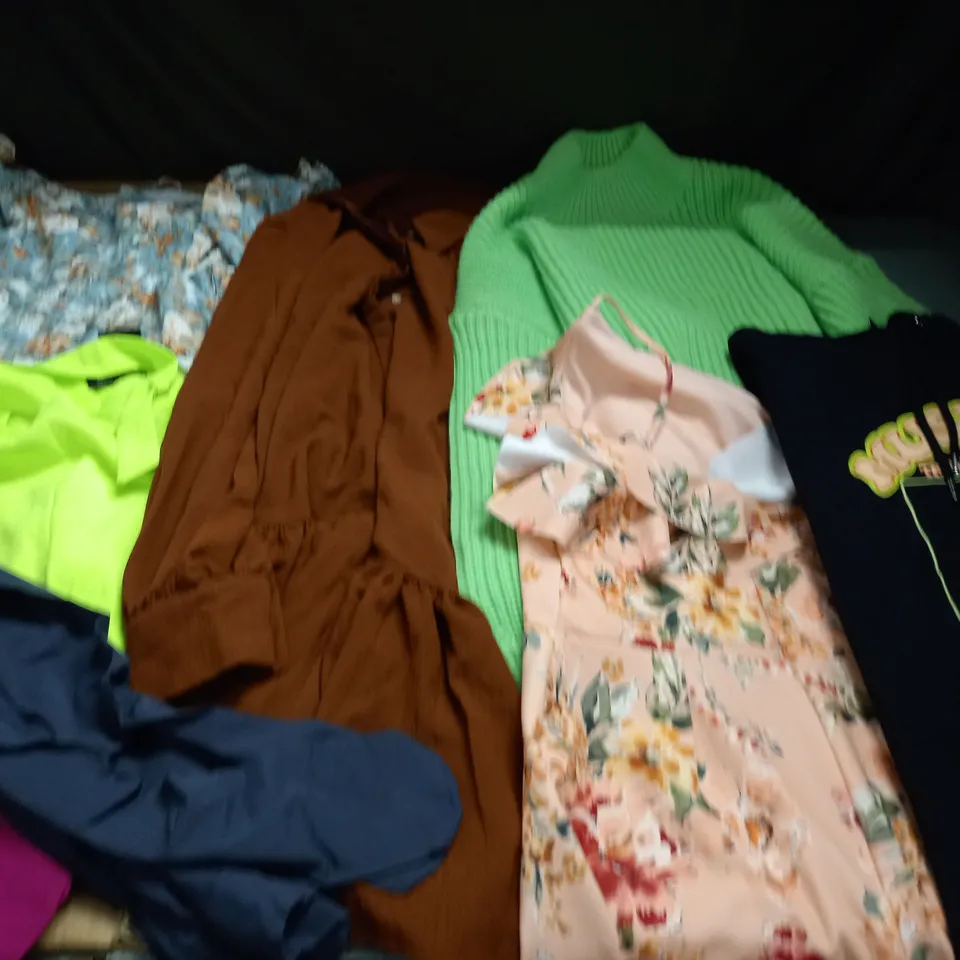 LARGE QUANTITY OF ASSORTED CLOTHING ITEMS TO INCLUDE BOOHOO, NEW LOOK AND M&S