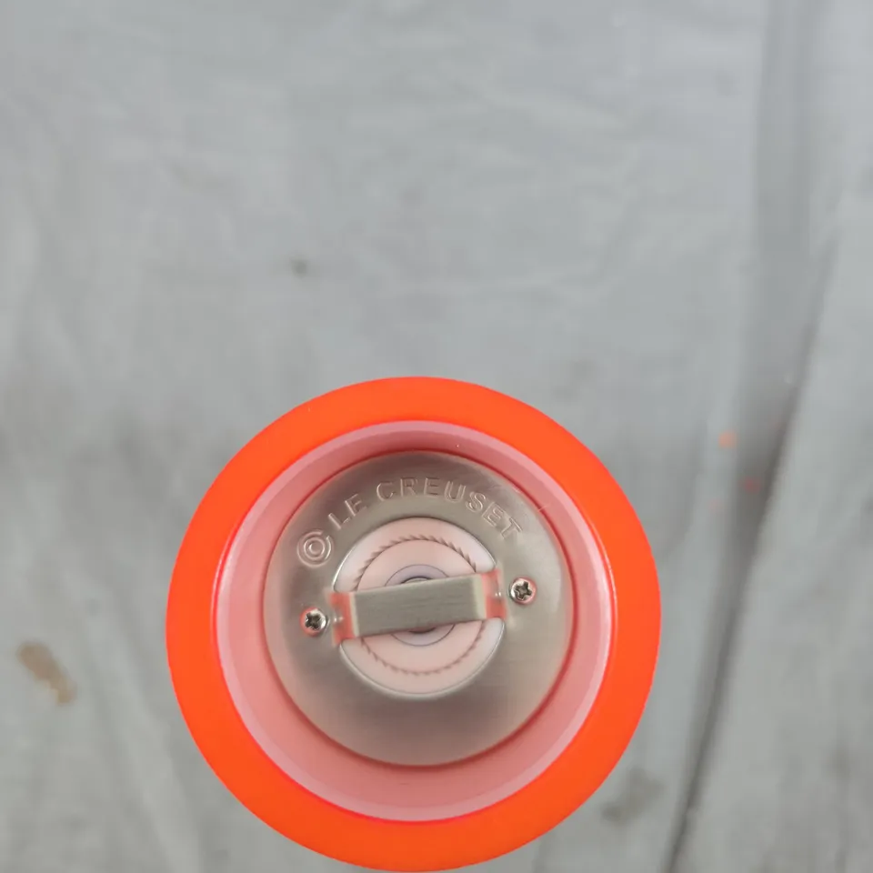 LE CREUSET PEPPER MILL – ORANGE/RED, P-TOP KNOB 