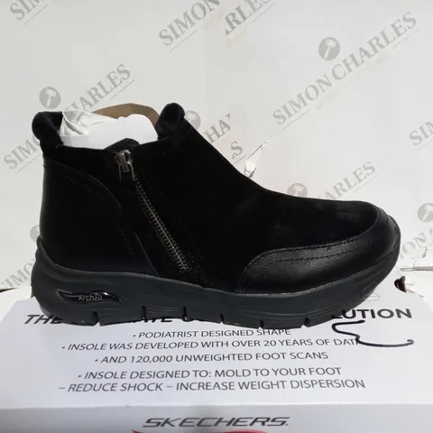 BOXED SKECHERS ARCH FIT SMOOTH ZIP BOOTS, BLACK - SIZE 4.5
