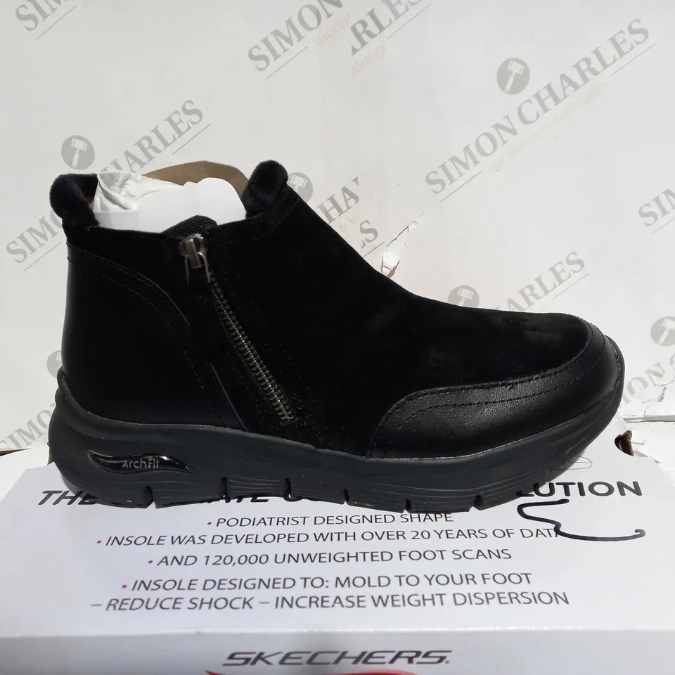 BOXED SKECHERS ARCH FIT SMOOTH ZIP BOOTS, BLACK - SIZE 4.5