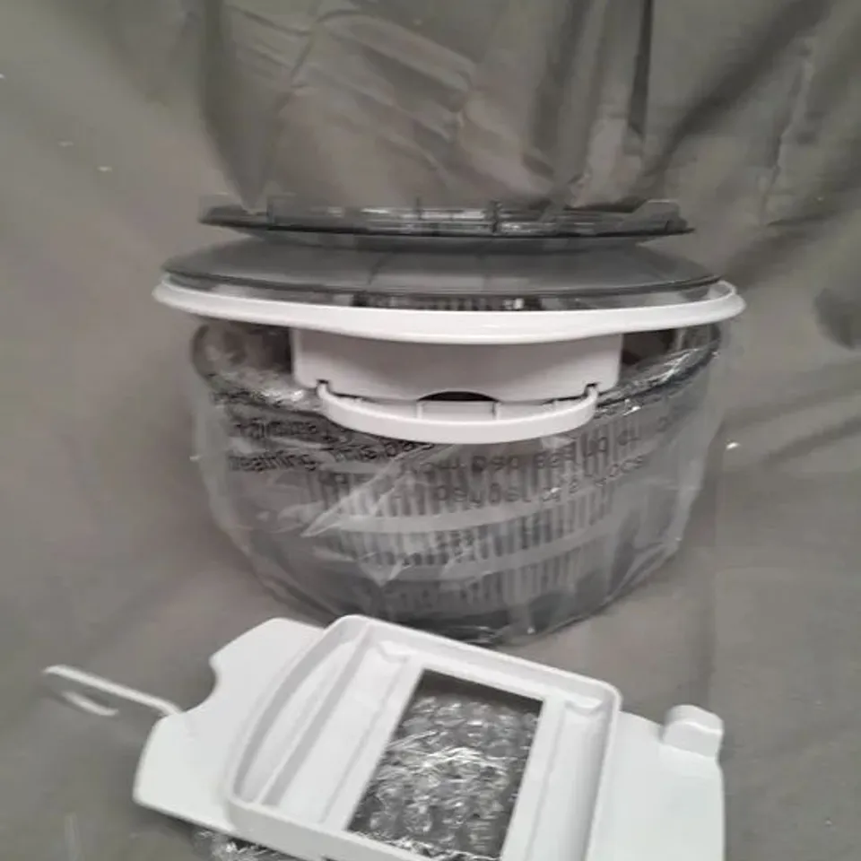 BOX OF ASSORTED ITEMS TO INCLUDE: HOME REFLECTIONS MIXED BERRY CANDLE HOLDER, SWAN PLANTER, BLINDS ETC - COLLECTION ONLY