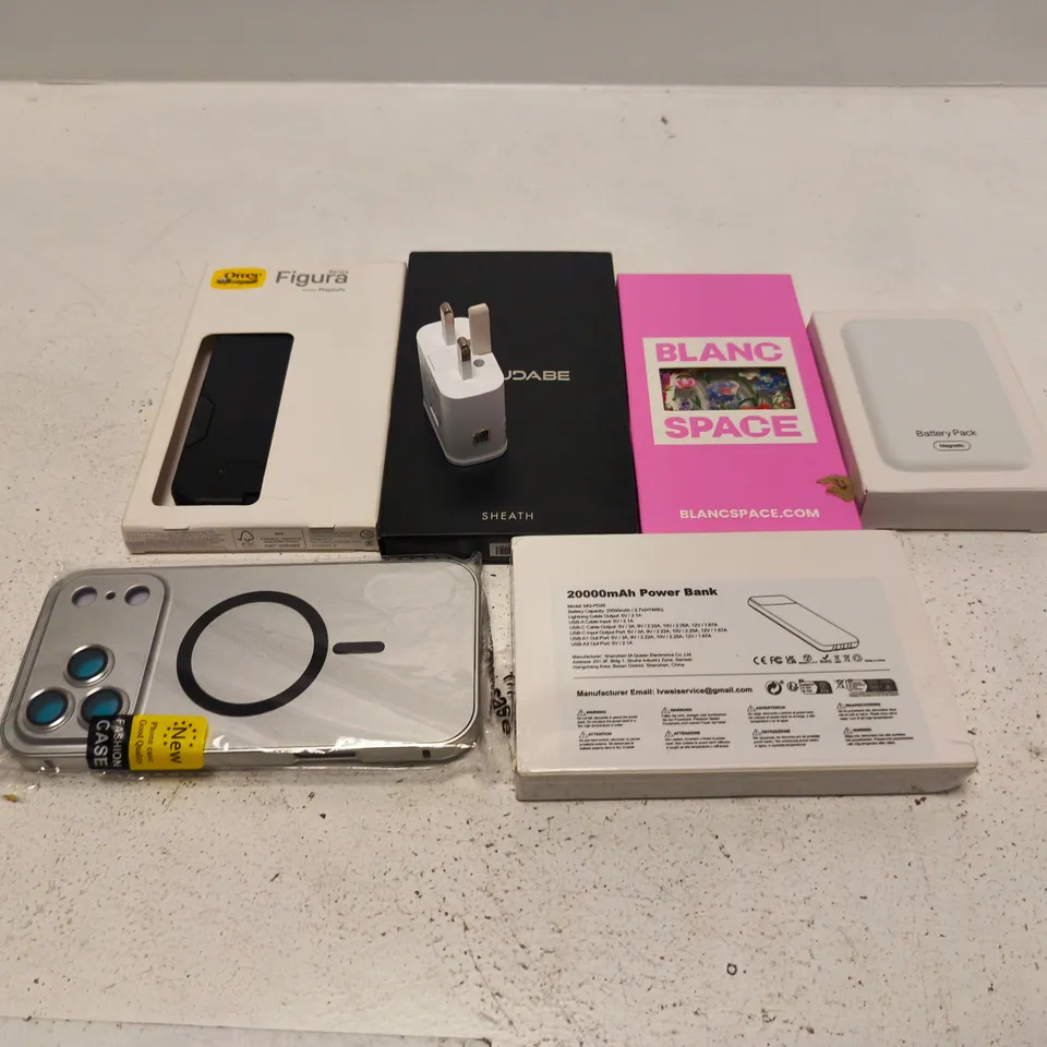 APPROXIMATELY 15 ASSORTED MOBILE PHONE ACCESSORIES TO INCLUDE POWER BANKS, CASES AND CHARGE CABLES