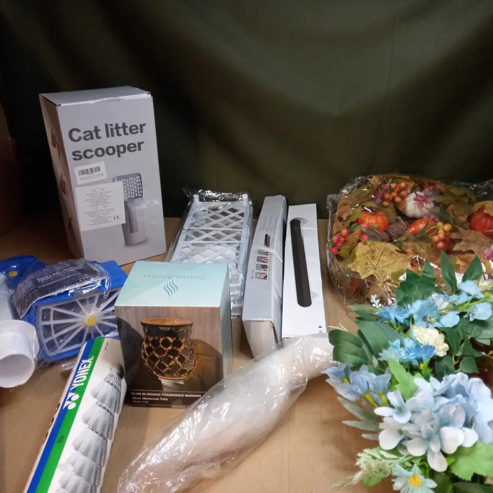 LARGE BOX OF APPROXIMATELY 15 ASSORTED HOUSEHOLD ITEMS TO INCLUDE: HOME DECO, CAT LITTER SCOOPER, BADMINTON SHUTTLECOCK SET