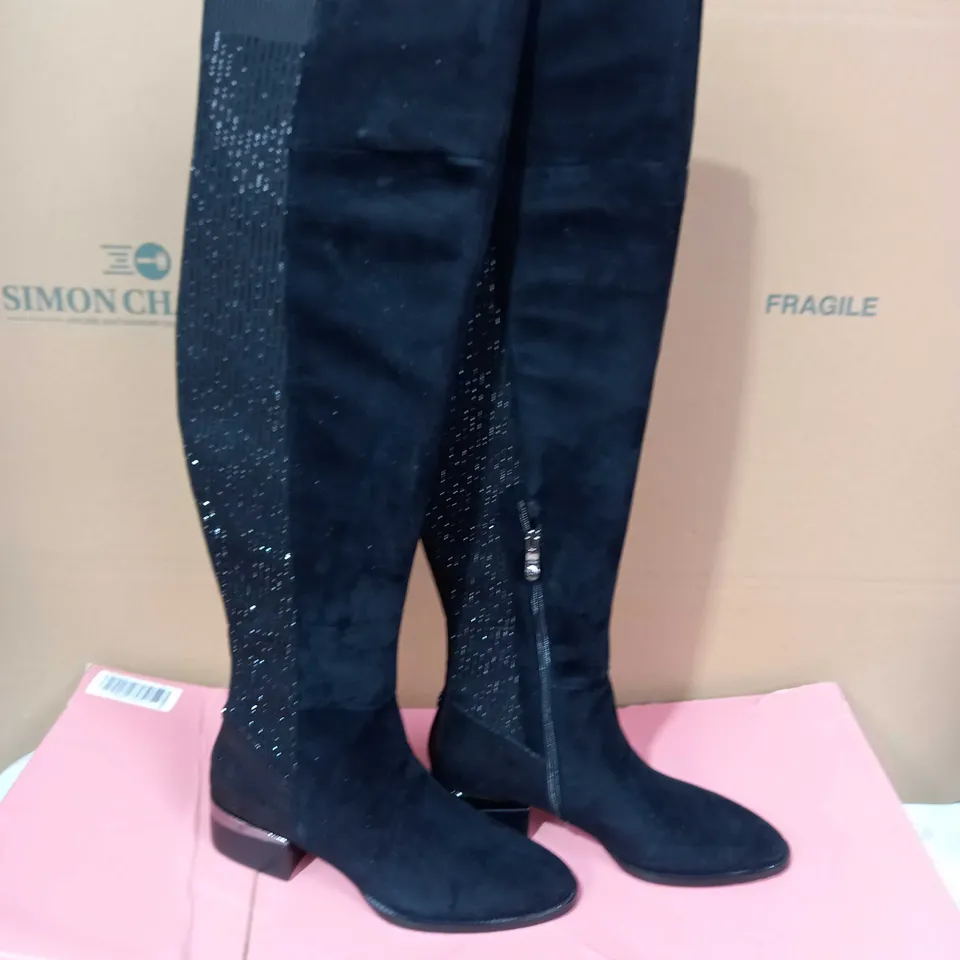 BOXED PAIR OF MODA IN PELLE BOOTS - SIZE 40