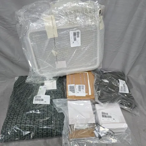 APPROXIMATELY 15 ASSORTED ITEMS TO INCLUDE GREAT PLAINS DRESS, ROAST & BAKE SET, MULTIFUNCTION LIGHTS, ETC