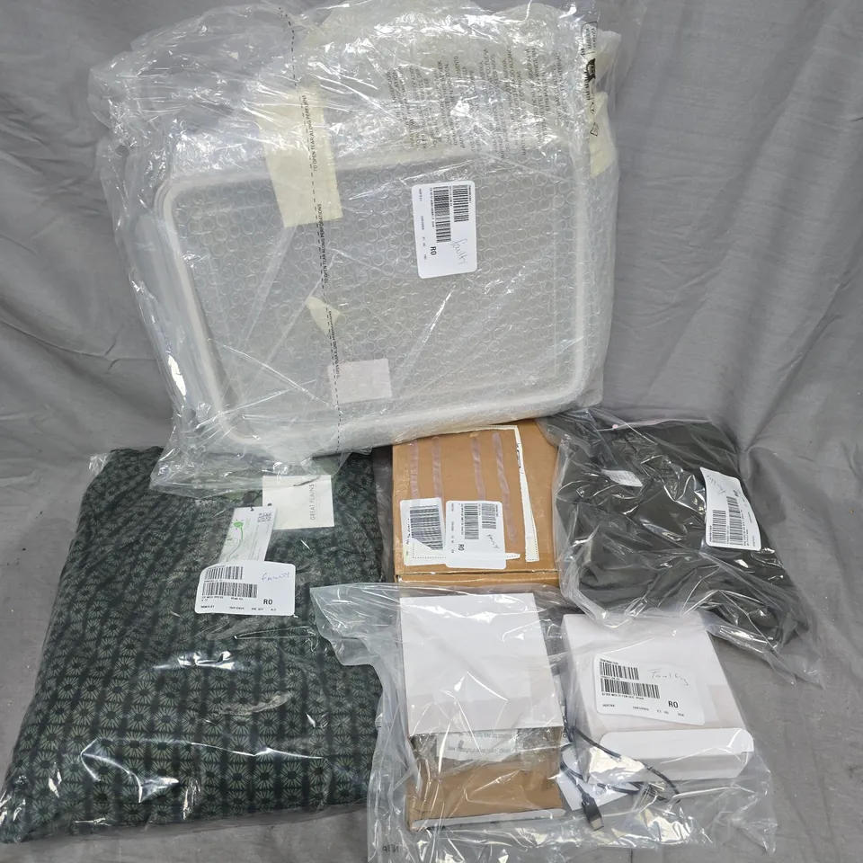 APPROXIMATELY 15 ASSORTED ITEMS TO INCLUDE GREAT PLAINS DRESS, ROAST & BAKE SET, MULTIFUNCTION LIGHTS, ETC