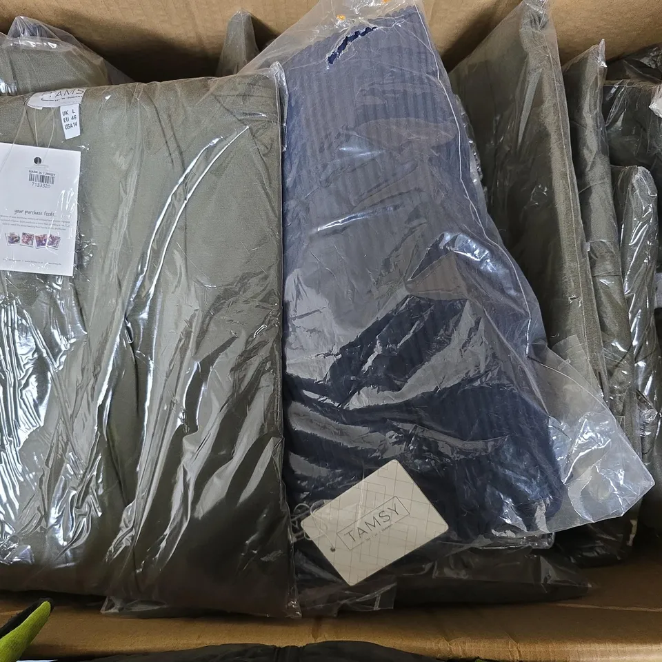 APPROXIMATELY 20 ASSORTED TAMSY CLOTHING ITEMS IN VARIOUS SIZES & STYLES