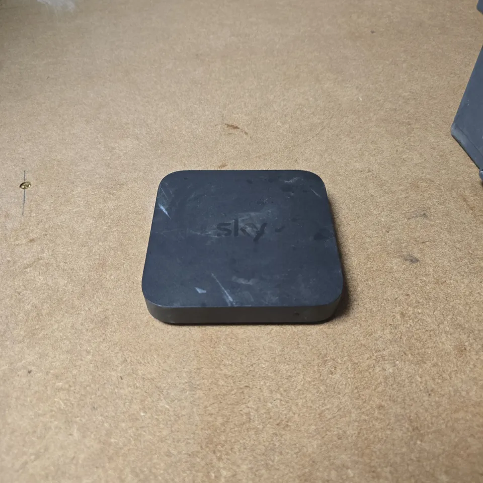 APPROXIMATELY 7 ASSORTED ELECTRICAL ITEMS INCLUDING DOJO CARD MACHINE AND SKY MINI HUB