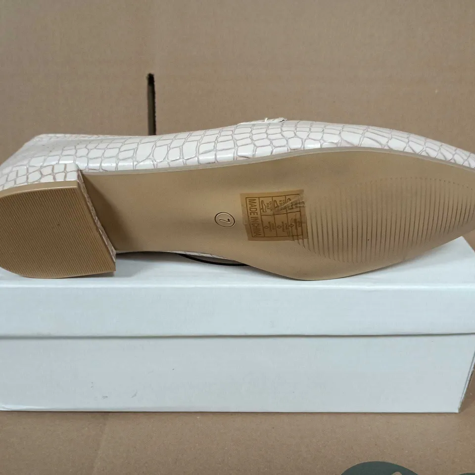 BOXED PAIR OF SPOT ON NUDE WIDE FIT CROCODILE-EMBOSSED LOAFERS WITH CHAIN DETAIL – NUDE, UK 7