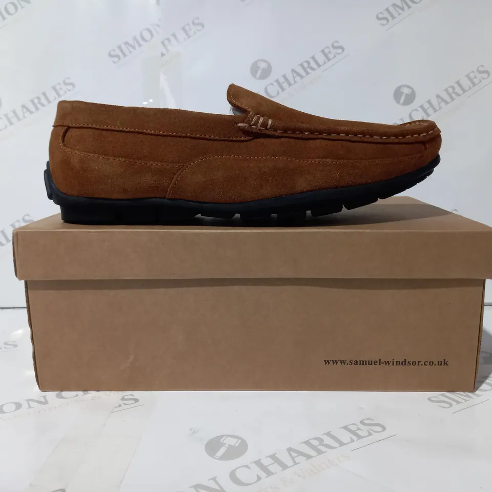 BOXED PAIR OF SAMUEL WINDSOR FLEECE LINED LOAFERS IN BROWN UK SIZE 8