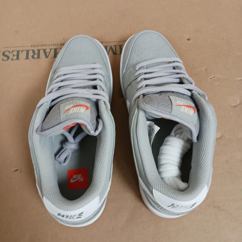 PAIR OF NIKE SB TRAINERS IN GREY - UK 7