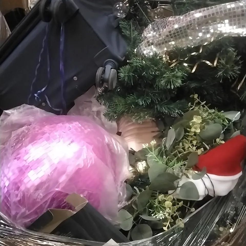 PALLET TO CONTAIN PALLET OF ASSORTED GOODS WHICH INCLUDE;CHRISTMAS DECORATIONS, SUITCASES ETC