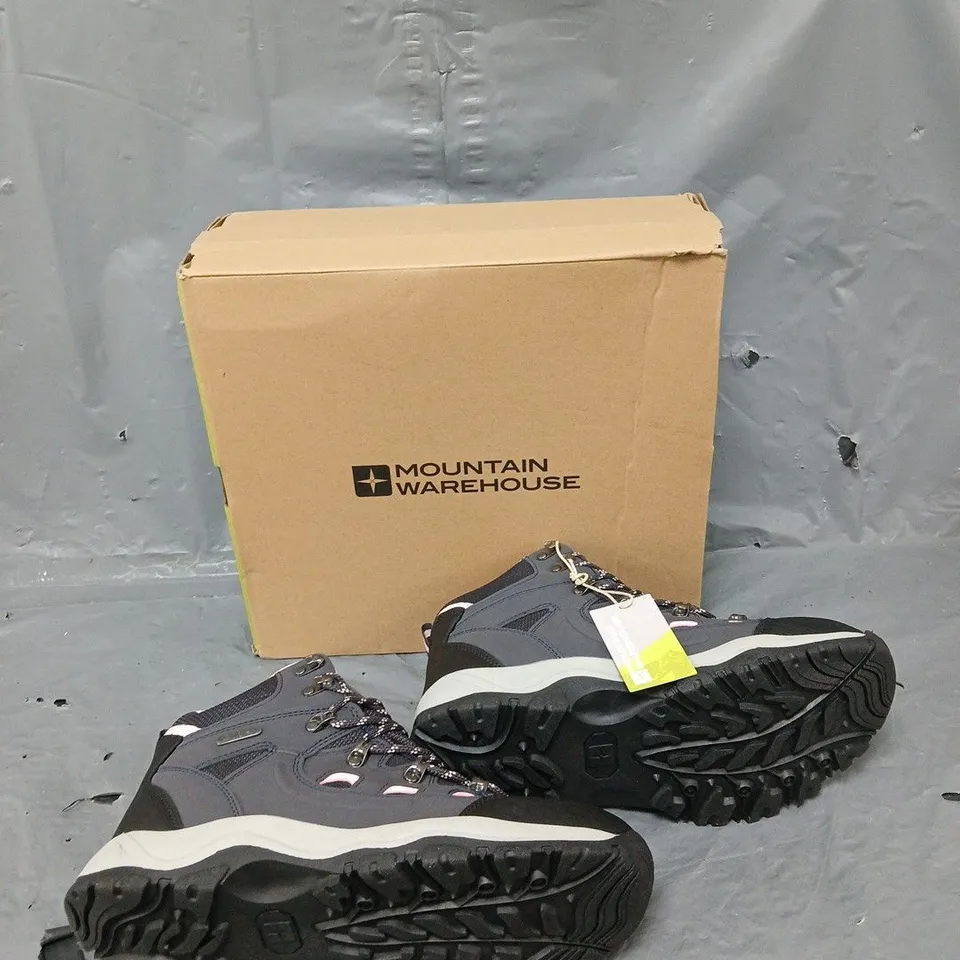 BOXED PAIR OF ADVENTURER WOMENS WATERPROOF WALKING BOOT DARK PURPLE UK 7