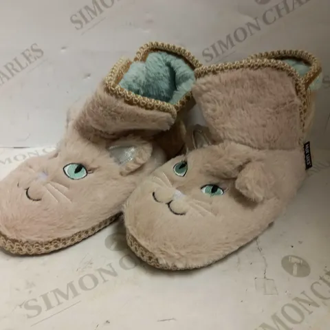 MUK LUKS CAT ANIMAL SLIPPERS - SIZE 6