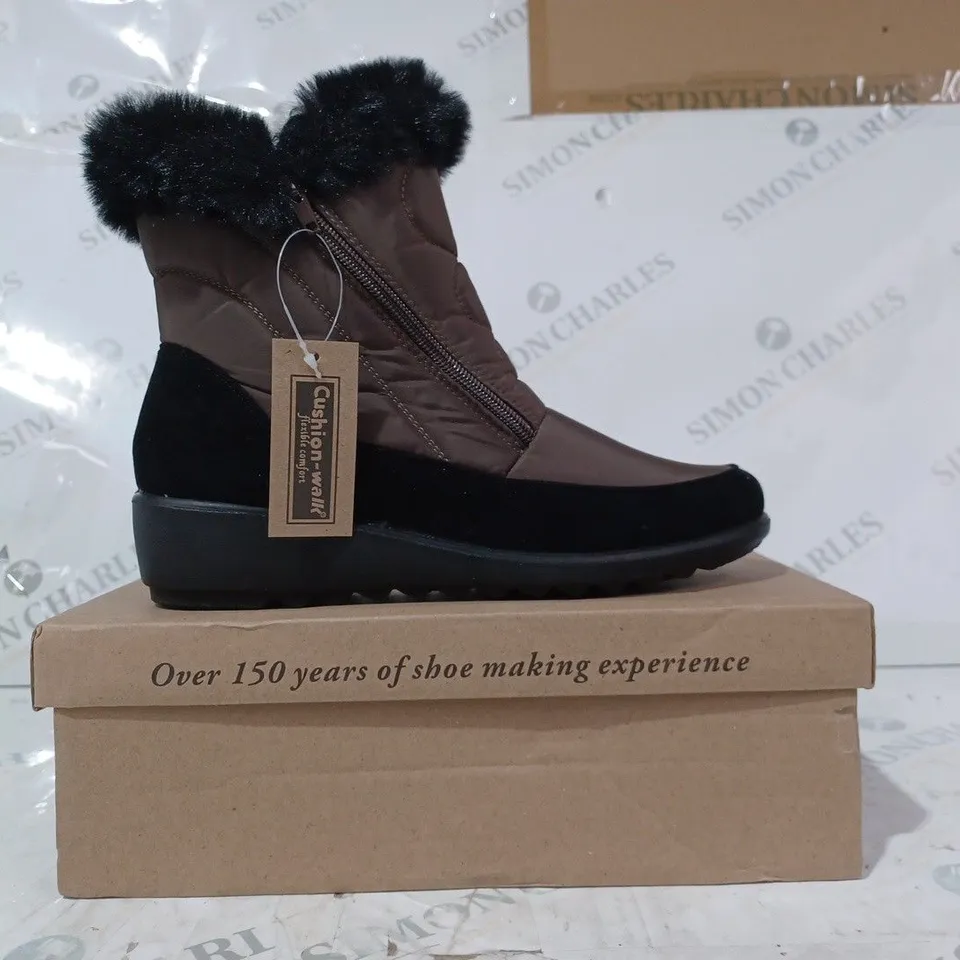 BOXED PAIR OF CUSHION-WALK FAUX FUR LINED ANKLE BOOTS IN BROWN SIZE 6