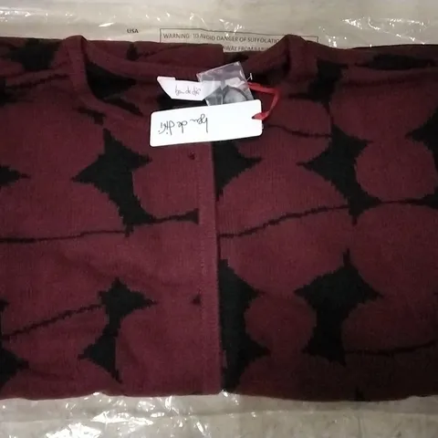 3 BOXES OF APPROXIMATELY 7 BEU DE JIFI TWO TONE MAROON/BLACK JUMPERS - SIZE 2XL