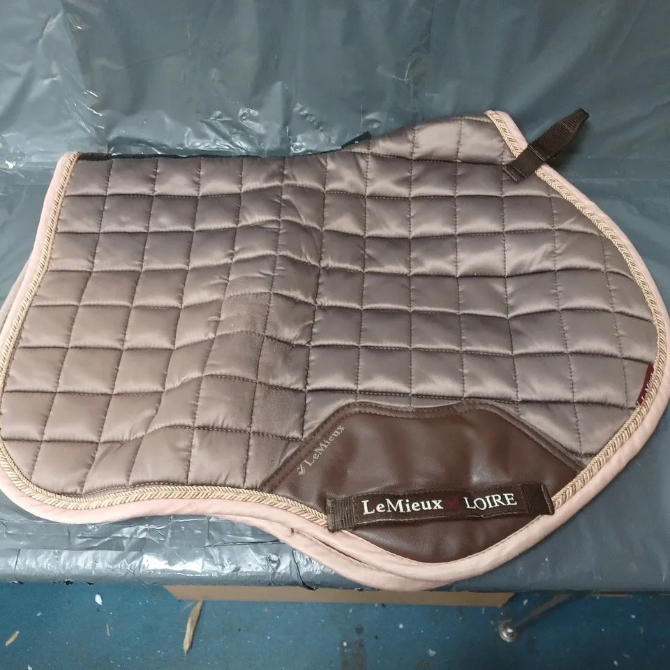 LE MIEUX LOIRE CLASSIC CLOSE CONTACT SQUARE SADDLE PAD SIZE S/M